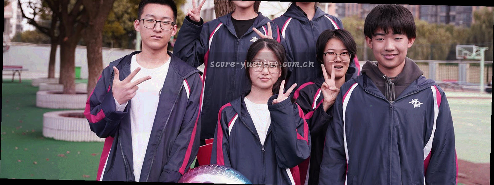 深墨绿色抽象纹理，带有缓慢渐变的几何线条与微弱光斑，用于长文页面的视觉过渡